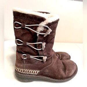 UGG Australia 5183 Womens Kona Dark Brown Suede Sheepskin Toggle Boots Size 7